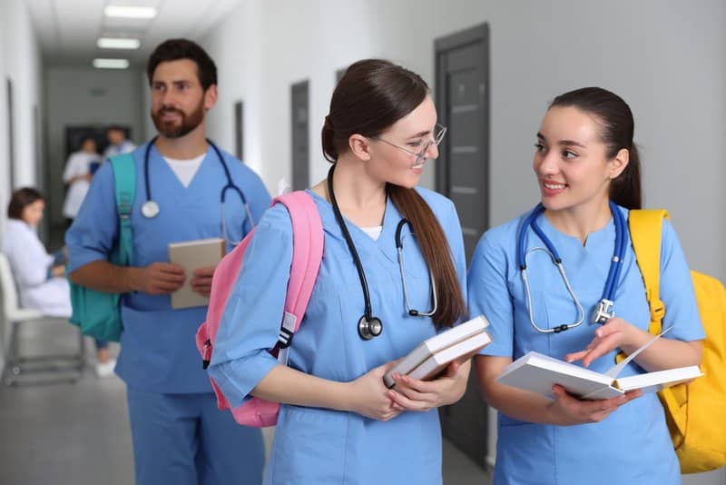 how to become an ophthalmologist