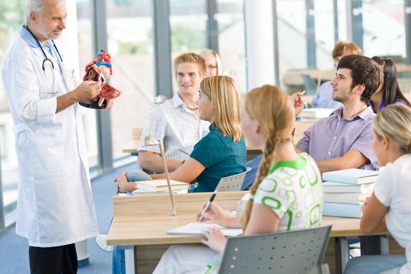 how to become an ophthalmologist